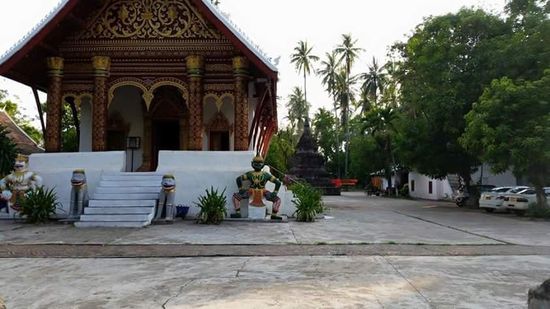 Auch die Mönche haben wohl heute Waschtag. Überall sehen wir sie ihre Kleider waschen