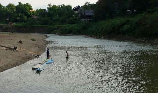 Wäsche waschen im Fluß
