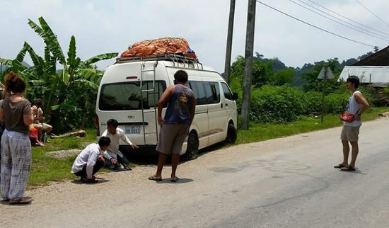 Leider hatten wir einen Platten. Aber unser Fahrer hatte das Rad schnell gewechselt