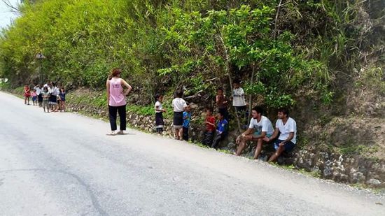 Wir sassen im Schatten und schnell kamen viele Kinder dazu. Die ergatterten dann auch Kekse und Obst von uns