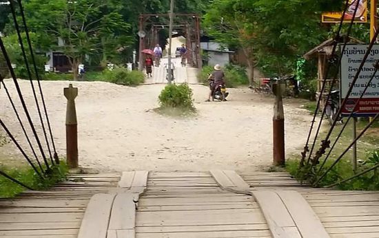 Man beachte die beiden Pfeiler rechts und links der Brücke...