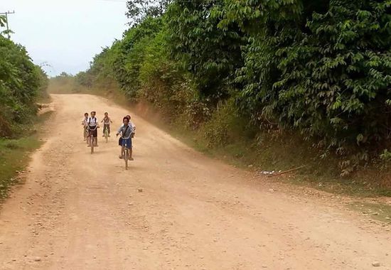 Die Kinder kommen gerade von der Schule in ihre Dörfer zurück....