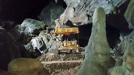 Und in der Höhle ist natürlich wieder ein Buddha!!