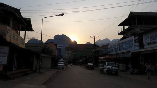 Als wir zurück kommen,geht die Sonne grad unter. Wir besorgen noch ein Busticket nach Vientiene und beenden den Abend mit Bericht schreiben und einem Bier