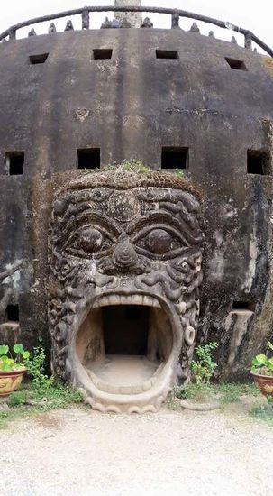 Das ist der riesige Kürbis. Der Mund ist der Eingang