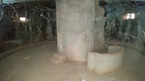 In der inneren Hülle waren bizarre Figuren und es gingen auch wieder Steinstufen nach oben