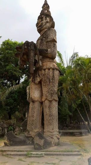 Im Park teilweise bizarre Statuen