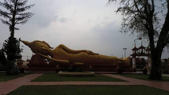 Der liegende Buddha des Vat That Luang Tai, ebenfalls in direkter Nachbarschaft zur Stupa.