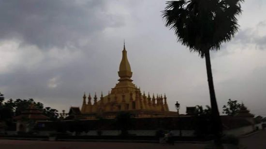 Der That Luang (Stupa) , die Leuchtkraft des Goldes kommt in den grauen Gewitterwolken leider kaum zur Wirkung.