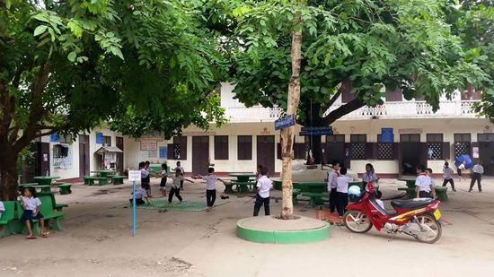 Eine Schule und es ist gerade Pause