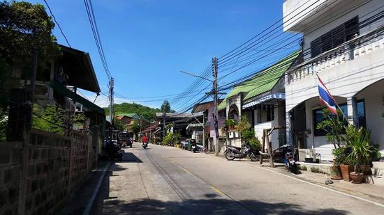 Und schon sind wir wieder unterwegs, um die Insel zu erkunden...
wir scheinen die einzigen Fußgänger zu sein. Die Einheimischen sind nur mit dem Roller unterwegs. Uns fällt auf, das es hier  viele Übergewichtige gibt.