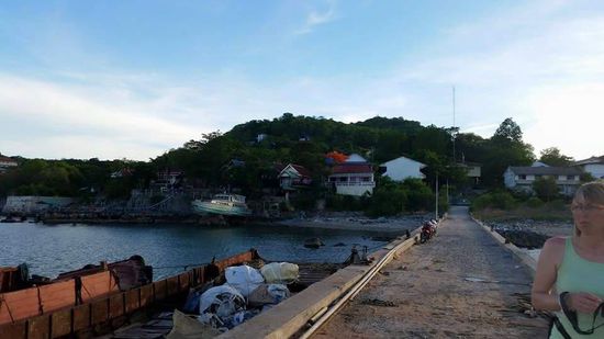 Blick vom Steg auf unser Boot und die Anlage