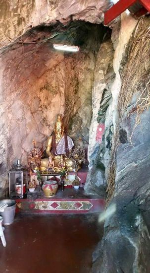 Wieder eine Gedenkstätte in einer Höhle