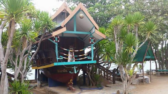 Auf der Suche nach einer schönen Unterkunft haben wir diese originellen "Boote" gefunden.  Die haben es uns sofort angetan. Leider ist es nur für eine Nacht frei. Nach weiterer Suche und Überlegungen nehmen wir es und genießen die Aussicht.