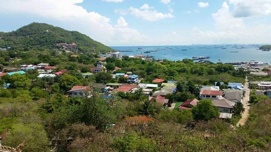 Da oben, der weiße Fleck ist übrigens der Tempel bei dem wir gestern waren.