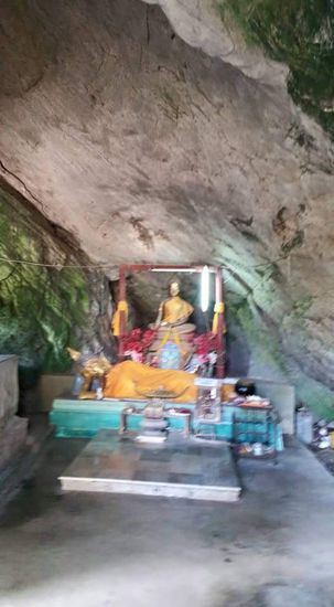 Wieder eine kleine Höhle mit einem Schrein