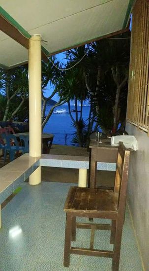 Abends sitzen wir hier auf der kleinen Terrasse vor unserem Zimmer