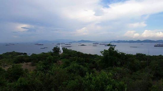 Wir überlegen immerzu was die unzähligen großen Frachter vor der Insel machen. Warum liegen die da rum?