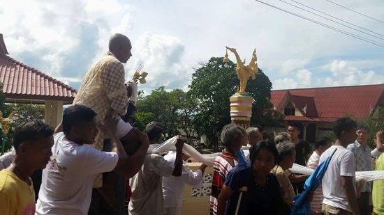 Der arme Junge guckt etwas verspannt, er tut uns auch etwas leid.