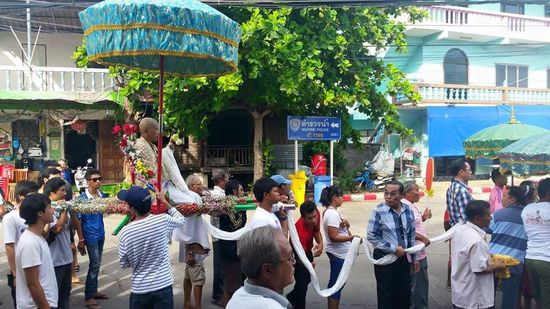 Das weiße Band , das von den Familienmitgliedern und Freunden gehalten wird, symbolisiert die Verbundenheit miteinander.