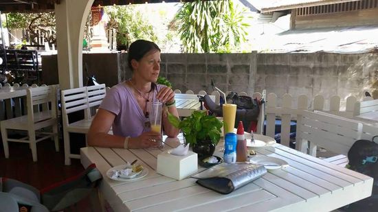 Wir nehmen Mango Smoothie, Shrimp Omelett und Pancakes...