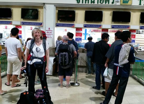 Hier am Ticketschalter holen wir das Ticket für morgen. Das wird spannend!