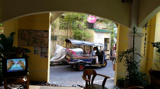 Ines muss erstmal ihr erstes Tuktuk fotografieren