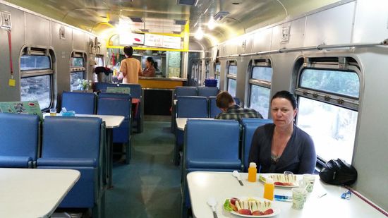 Frühstück im Speisewagen