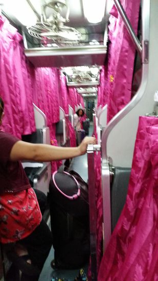 Es kommt Leben ins pinke Frauenabteil