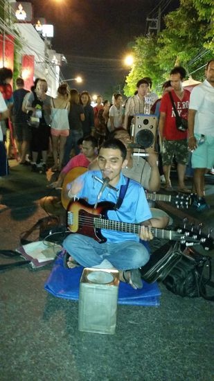 Musiker, die auf der Straßenmitte sitzen