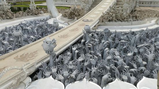 Die greifenden Hände sollen die Hölle symbolisieren