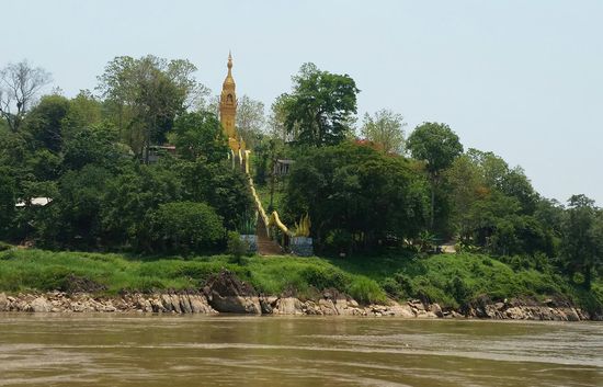 Die Fahrt geht vorbei an einem wunderschönen Tempel