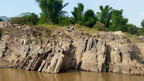 Ab und zu hält das Boot und es steigen Einheimische aus....die haben sicher noch einen weiten Weg...