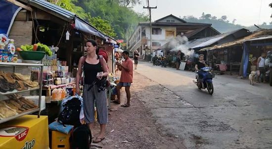 Leckte Brötchen mit viel Salat und Gemüse