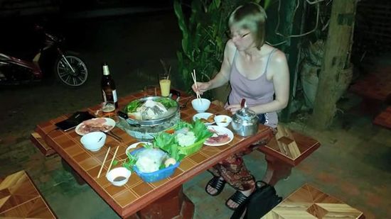 Auch wenn es keiner mehr hören will: Auch heute Abend gabs für uns eine einstündige Fußmassage. Diesmal aber auf laotische Art....