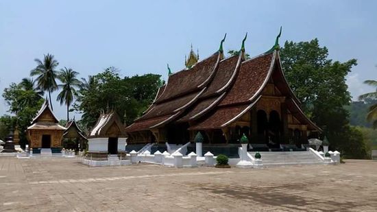 Die Ordinationhalle des Klosters gilt mit seinem weitschweifig en Dach als Musterbeispiel für den Luang Prabang Stil.