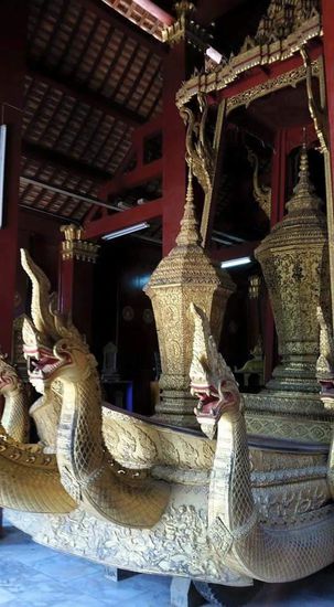 Hier steht ein Prozessionswagen mit den Urnen des Königs und seiner Familie.