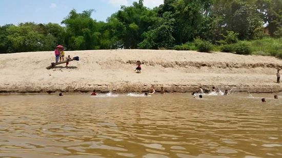 Hier plantschen fröhlich Kinder die uns zuwinken