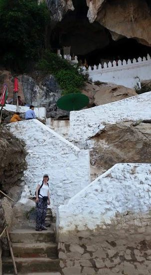 An der Höhle angekommen, heißt es Treppe steigen...
Dem aufmerksamen Leser dieser Berichte kommt diese Höhle bekannt vor..