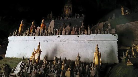 hier stehen unzaehlige Buddhafiguren.