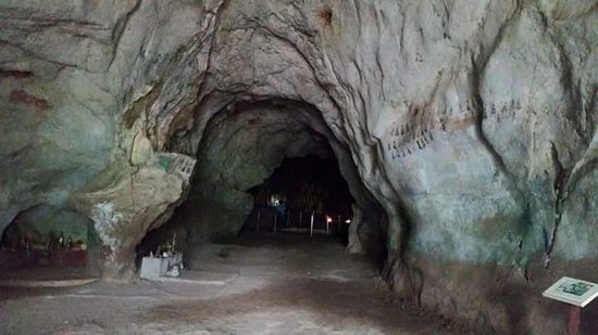 Hier ist es stockdunkel und wir brauchen Taschenlampen