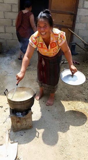 ...die Frauen kochen....