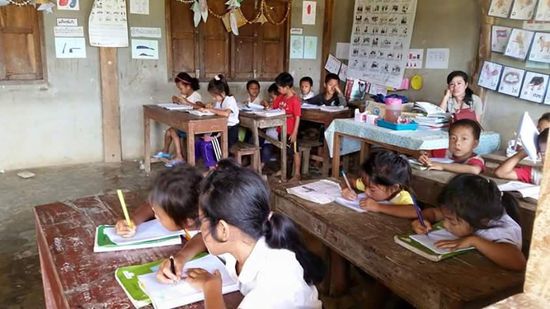 Wir können durchs Fenster in die Klassenzimmer schauen...