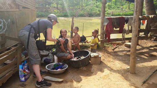 Die junge Mutti ist am Wäsche waschen und freut sich über die Fotos