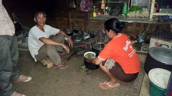 Links ist das Familienoberhaupt unserer Gastfamilie. Er ist 73 Jahre alt und hat 13 Kinder von 3 Frauen. Der jüngste Sohn ist 16. Die 1. Frau ist gestorben,von der 2. ist er geschieden
Ines und ich sind uns einig,,dass er immer noch flott aus schaut und ein kleiner Schalk in seinen Augen blitzt!