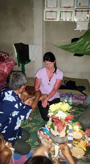 Dann verknotet jeder ein Band um unsere Handgelenke und murmelt dabei Gebete