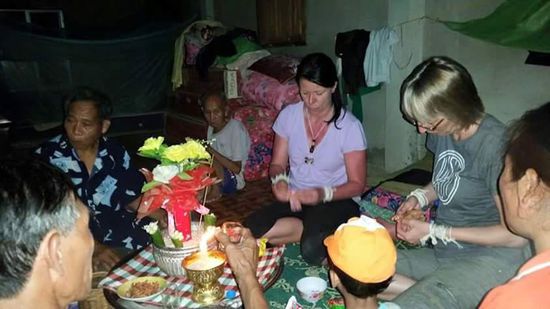 Dann dürfen die Leckereien verspeist werden. Alle- groß wie klein, alt und jung freuen sich sichtlich! Das Ganze ist wie Bescherung an Weihnachten!