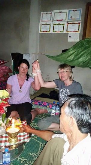 ...und wir sehen aus wie Wolfgang Petry Fans!!