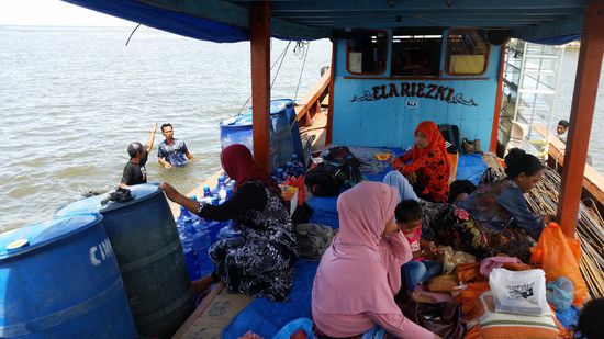 Die Jungs im Wasser befreien das Boot