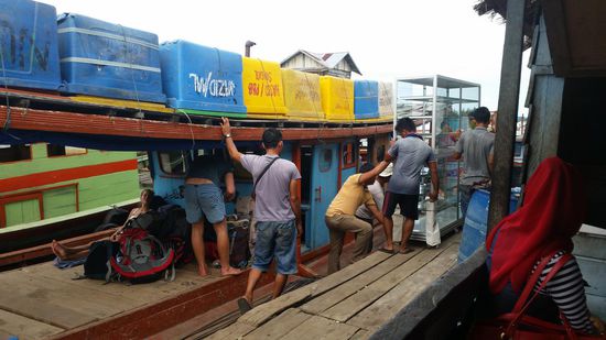 Umständlich wird die Glasvitrine eingeladen